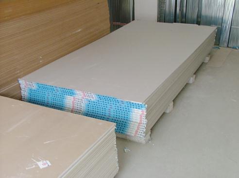 选购石膏板时材料商处的照片