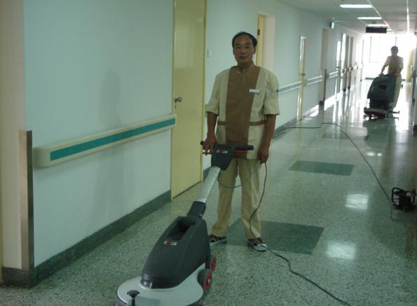 图为正在保养的医用地手板